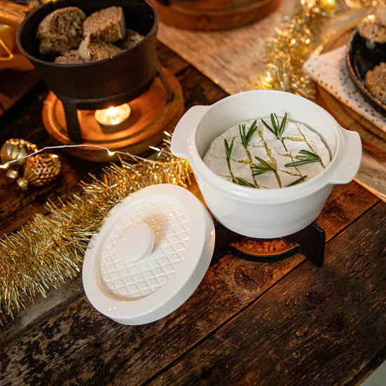 Fallegur hvítur keramik pottur sem hentar vel til að baka osta í eða t.d. halda sósum heitum. Standur úr steypujárni, kerti og uppskriftir fylgja með.