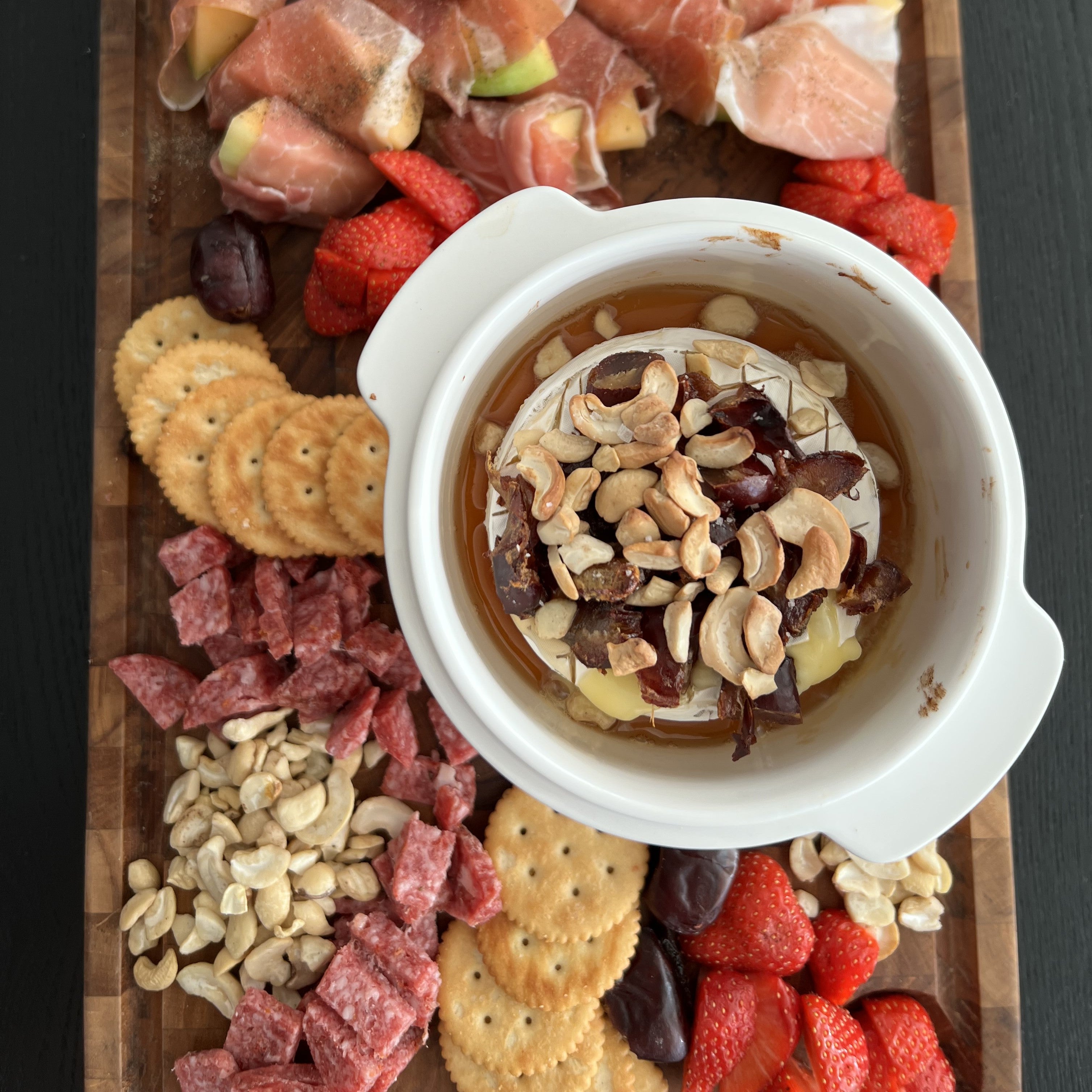 Fallegur hvítur keramik pottur sem hentar vel til að baka osta í eða t.d. halda sósum heitum. Standur úr steypujárni, kerti og uppskriftir fylgja með.